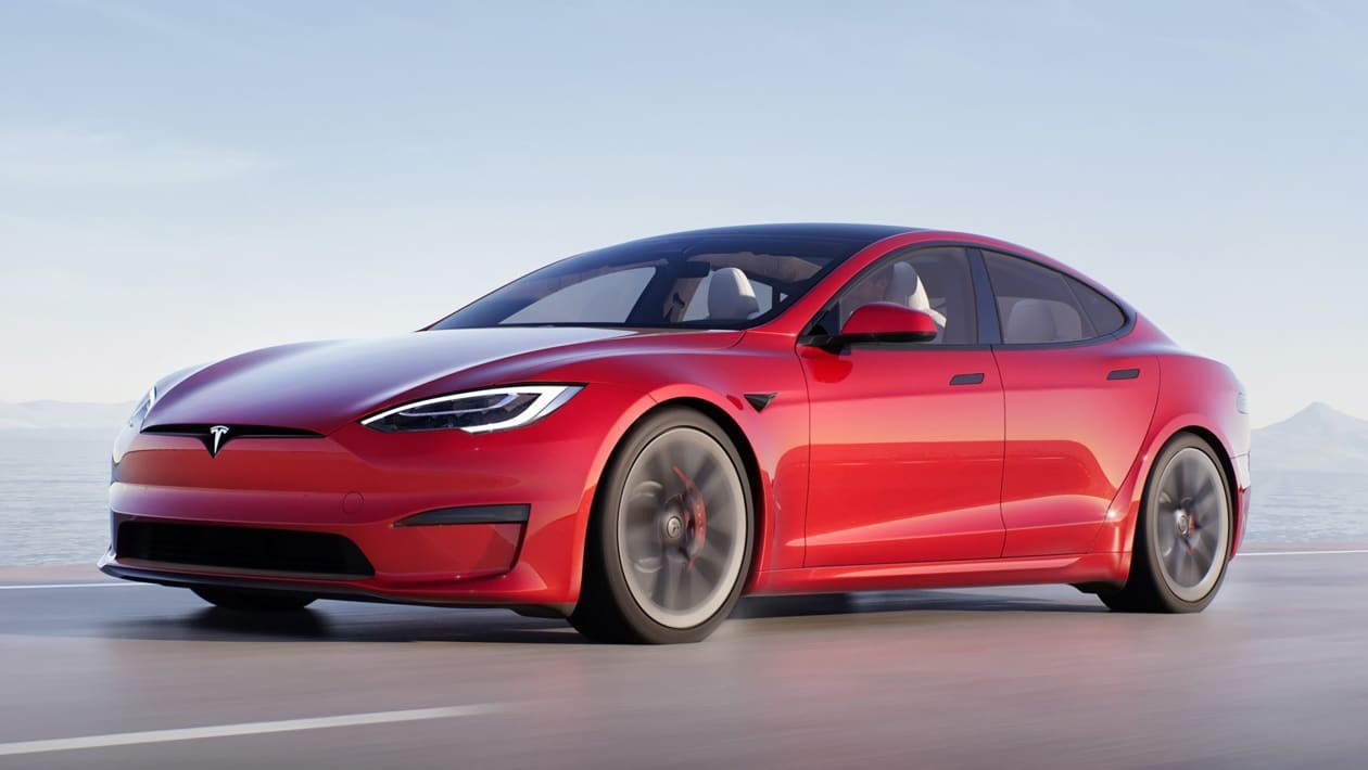 Tesla Model S Plaid màu trắng, nổi bật với tầm hoạt động kỷ lục và hiệu suất vận hành vượt trội.