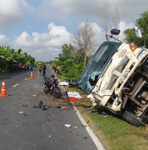 Tình huống va chạm nguy hiểm giữa xe tải chở sát và một phương tiện khác, nhấn mạnh rủi ro mất an toàn giao thông