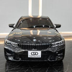 Một chiếc Audi Q5 2018 màu bạc đang đỗ, thể hiện sự cạnh tranh với xe ô tô Mercedes cũ trong phân khúc SUV hạng sang