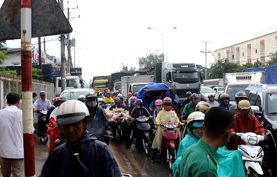Cảnh ùn tắc giao thông nghiêm trọng trên Quốc lộ 13 sau vụ ô tô tải tông xe dừng đèn đỏ