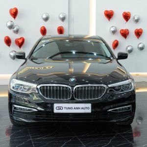 BMW 530i sản xuất năm 2019, một mẫu sedan hạng sang đối thủ của xe ô tô Mercedes cũ E-Class