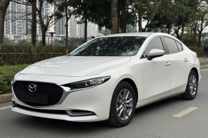 Mazda3 sedan màu đỏ, mẫu xe hạng C được ưa chuộng có giá xe ô tô tăng ở nhiều phiên bản.