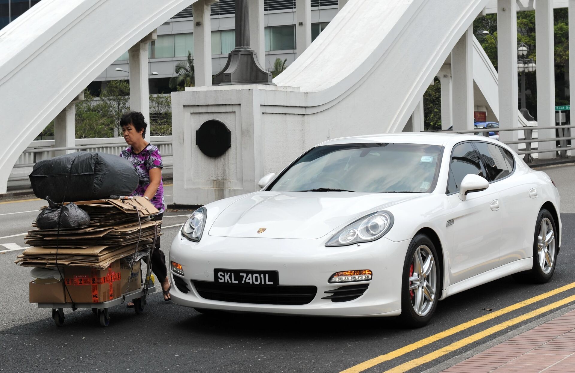 Phương tiện giao thông tại đô thị, biểu tượng cho thuế phí xe ô tô tại Singapore
