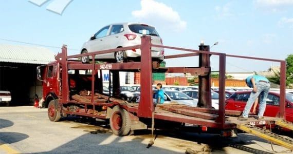Ô tô được bốc dỡ cẩn thận lên xe chuyên dụng để gửi xe ô tô vào nam