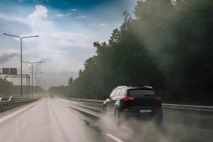 Đảm bảo đóng cửa sổ khi xe vận hành hiệu quả