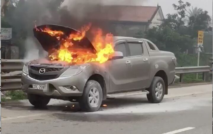 Xe ô tô bị cháy rụi và nhân viên bảo hiểm đang kiểm tra thiệt hại