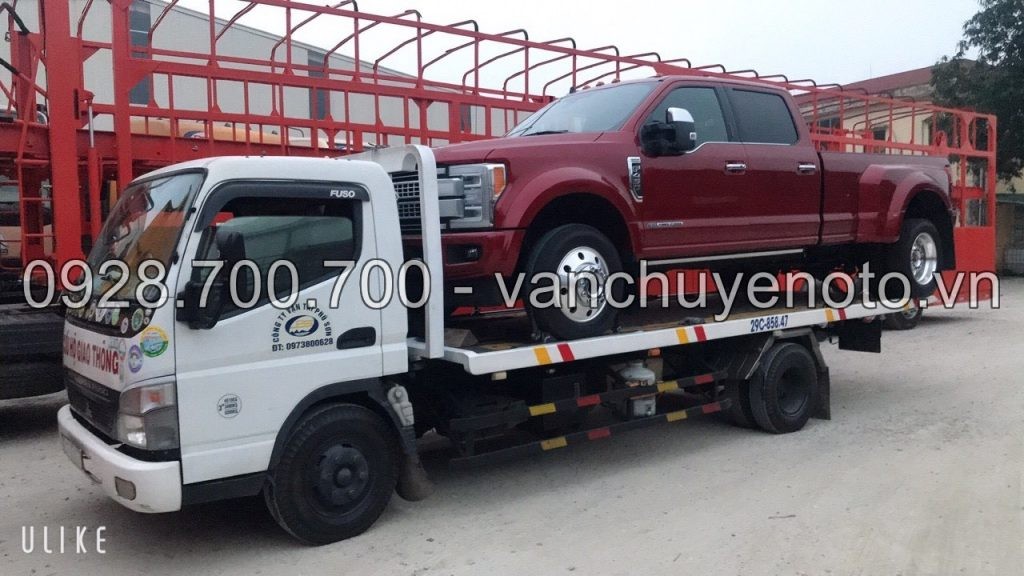Xe cứu hộ chuyên dùng chở ô tô gặp sự cố khẩn cấp