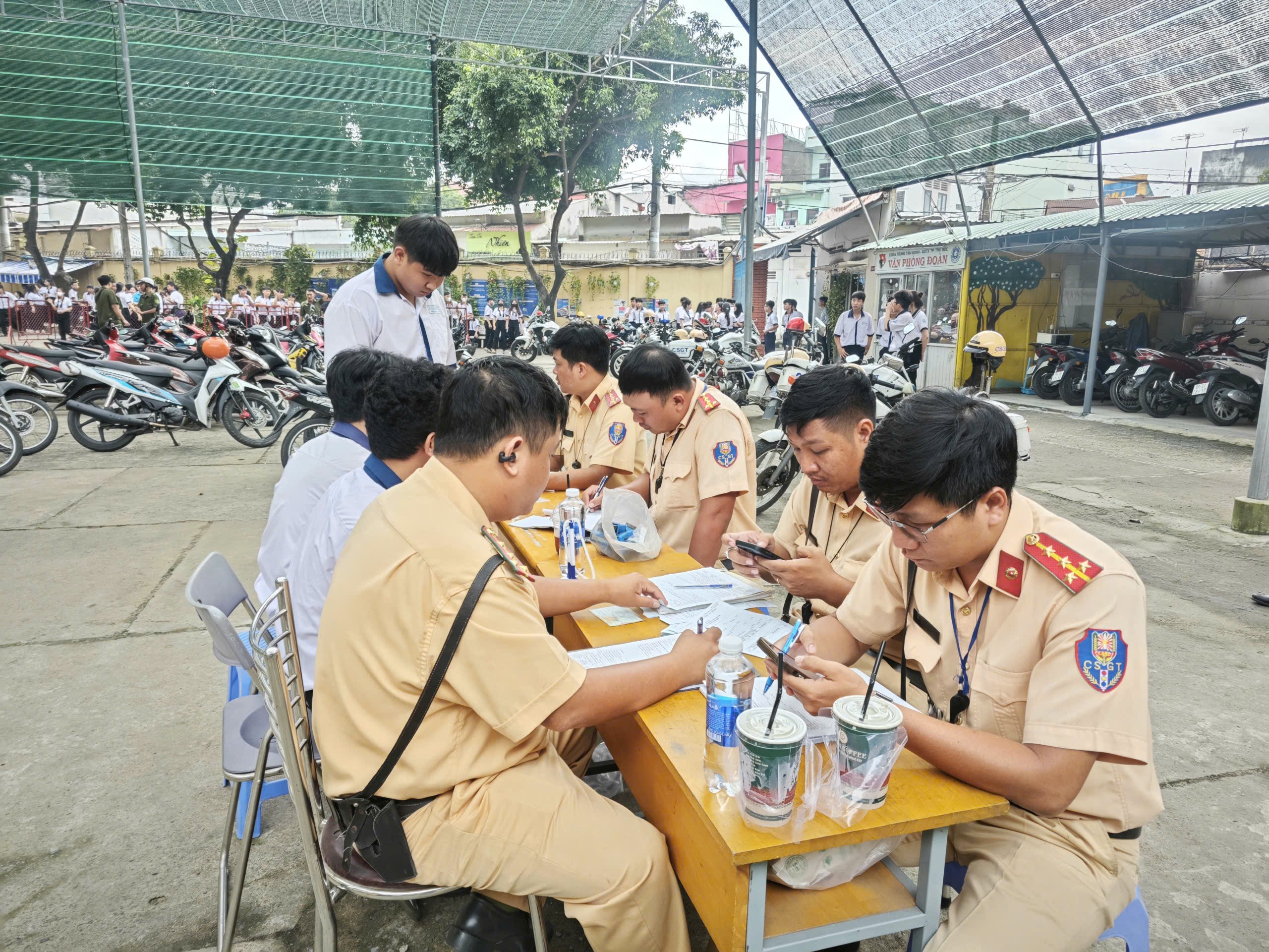 Phát hiện nhiều trường hợp học sinh lái xe máy chưa có giấy phép tại bãi giữ xe