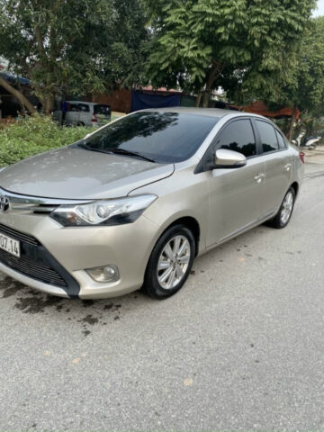 Hình ảnh xe Toyota Vios màu trắng đang di chuyển, minh họa cho dòng xe ô tô cũ phổ biến