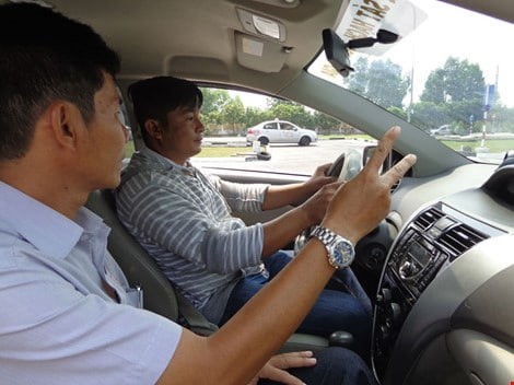 Học viên thực hành lái xe ô tô hạng C trên sân tập tại Trung tâm Hải Dương