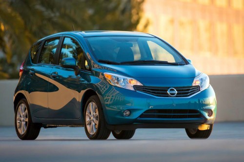 Xe Nissan Versa màu trắng, một lựa chọn xe ô tô cũ bền bỉ và tiết kiệm nhiên liệu