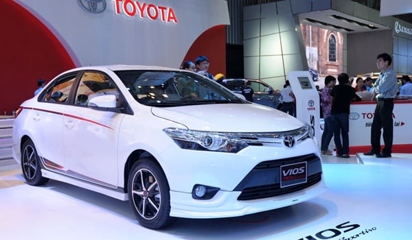 Chiếc Toyota 86 màu trắng, một trong những lựa chọn xe thể thao 4 chỗ của Toyota, ảnh hưởng đến phân khúc giá xe ô tô 4 chỗ Toyota hiệu năng cao.