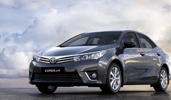 Xe Toyota Corolla Altis màu bạc, một trong những dòng sedan 4 chỗ bán chạy, cân nhắc về giá xe và tính năng khi lựa chọn.