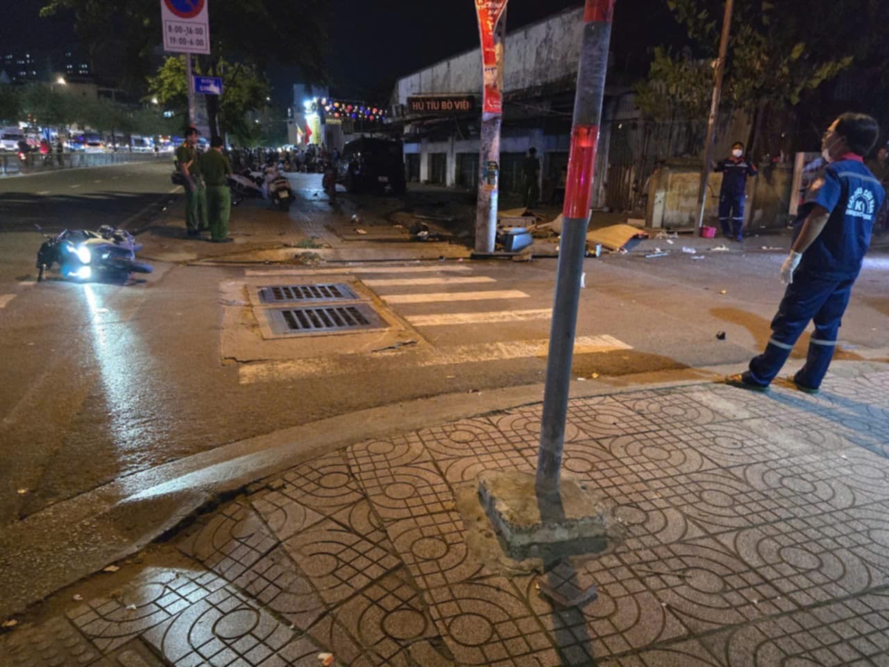 Lực lượng chức năng đang phong tỏa và tiến hành khám nghiệm hiện trường vụ tai nạn ô tô tông nhiều xe máy ở Bình Tân