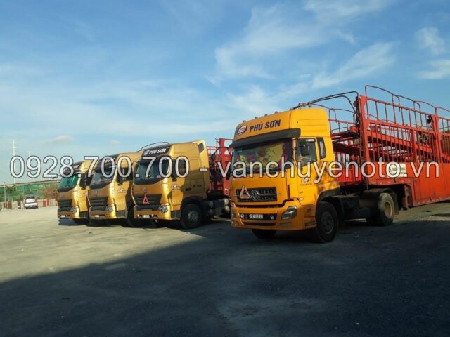 Một chiếc xe ô tô được vận chuyển an toàn trên xe chuyên dụng, đảm bảo phần bảng sau xe không bị hư hại.