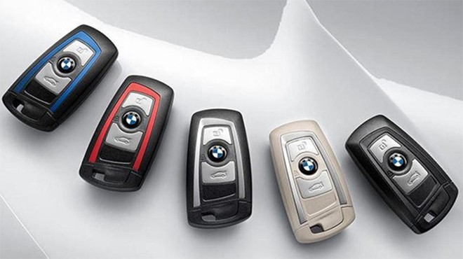 chìa khóa xe ô tô BMW trên tay