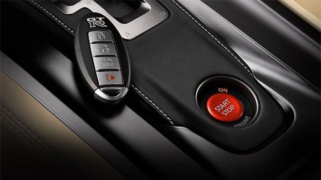 Cận cảnh chìa khóa xe Hyundai đang được tháo lắp để thay pin