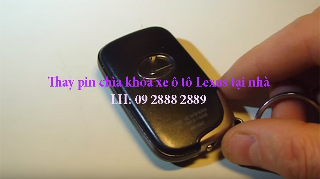 Thợ khóa đang kiểm tra chìa khóa xe ô tô Lexus, đảm bảo hoạt động tốt