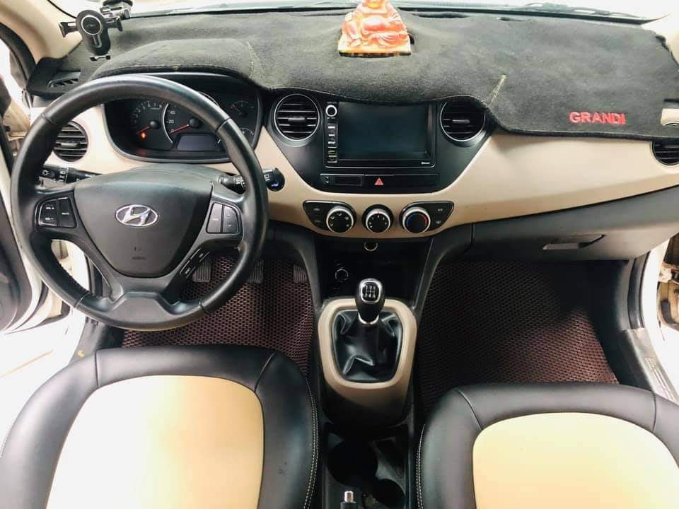 Nội thất Hyundai Grand i10 base 2016, thường được chủ xe nâng cấp để tăng tính tiện nghi và thẩm mỹ khi mua xe ô tô cũ dưới 200 triệu