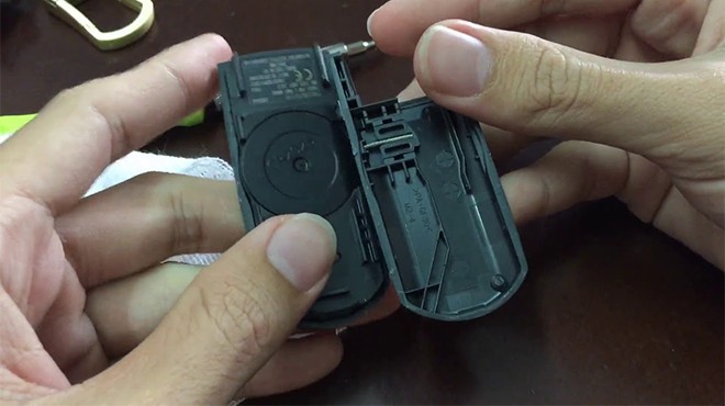 Chuyên viên kỹ thuật thay pin chìa khóa xe ô tô Mazda tận nơi