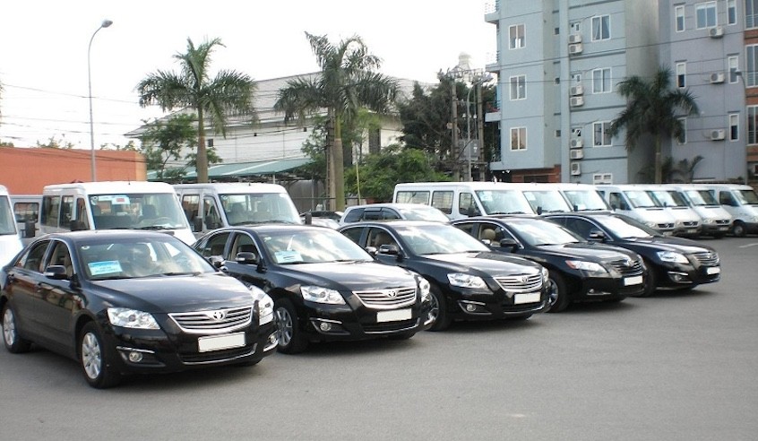 Một nhóm du khách đang tận hưởng chuyến đi bằng ô tô trên con đường đèo quanh co ở Sapa