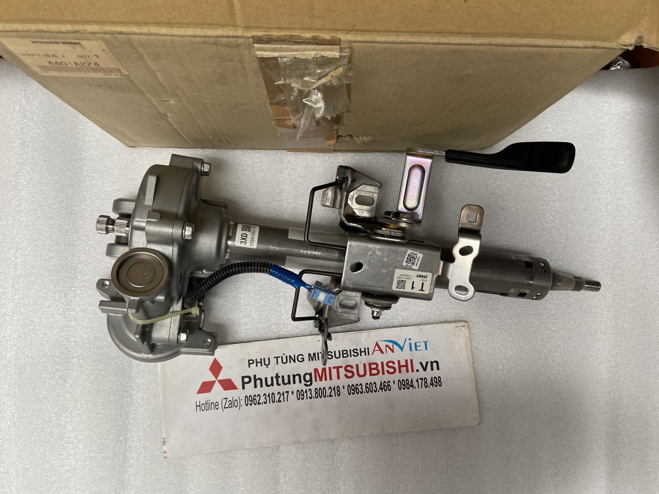 Phần trục lái xe ô tô và cột lái của xe Mitsubishi Outlander, minh họa kết nối cơ khí.