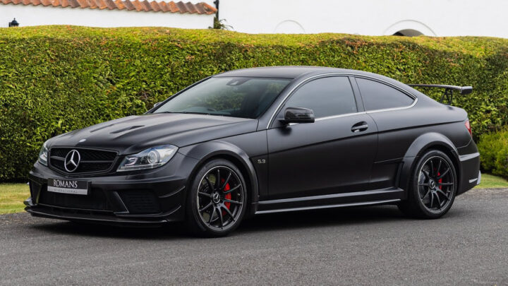 Mercedes C63 AMG 2012 chạy trên đường