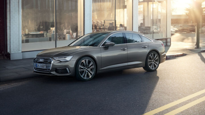 Audi A6 sedan màu đen bóng, thể hiện sự sang trọng và mạnh mẽ trên đường