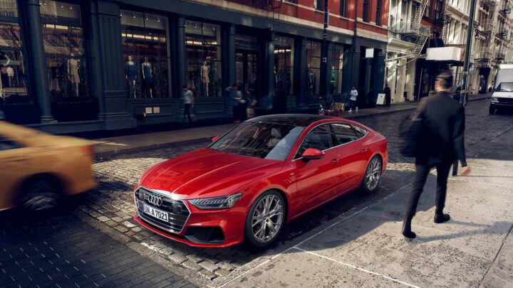 Audi A7 Sportback màu xanh dương ánh kim, nổi bật với thiết kế coupe 4 cửa thể thao và đường nét thanh lịch