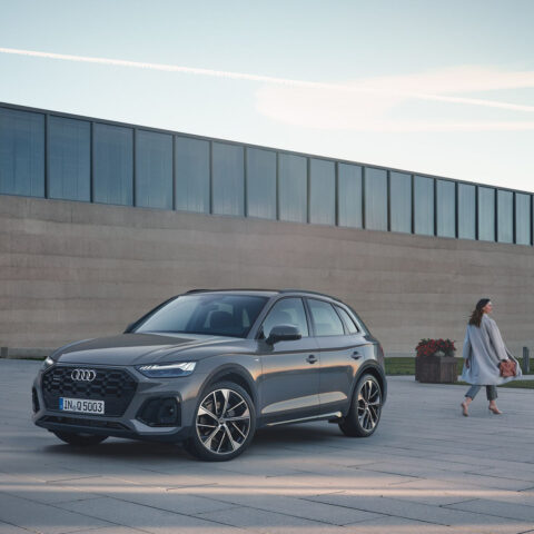 Audi Q5 màu trắng tinh tế, đỗ trước tòa nhà hiện đại, thể hiện vẻ đẹp mạnh mẽ và sang trọng