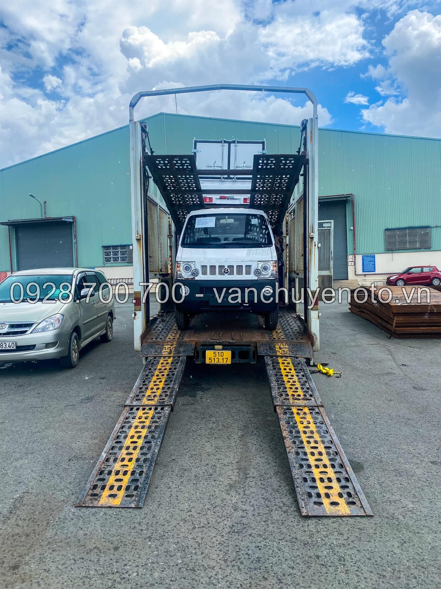 Những chiếc xe ô tô chất lượng cao đang được vận chuyển trên xe lồng, đảm bảo an toàn tuyệt đối cho mọi chi tiết, kể cả bảng sau xe ô tô.