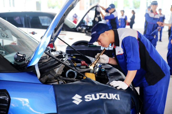 Khách hàng nhận xe Suzuki Ertiga mới tại đại lý