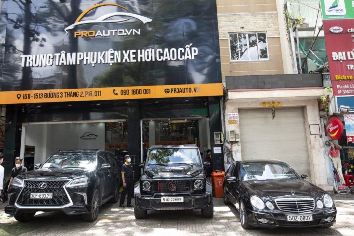 Kỹ thuật viên chuyên nghiệp tại trung tâm lắp đặt ampli cho xe ô tô