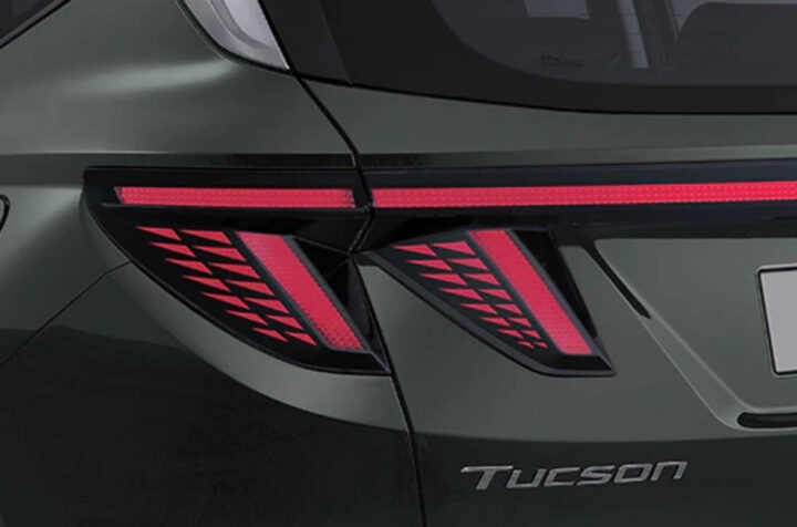 Cụm đèn hậu LED chữ T phá cách của Hyundai Tucson khi sáng, hiện đại và thu hút.