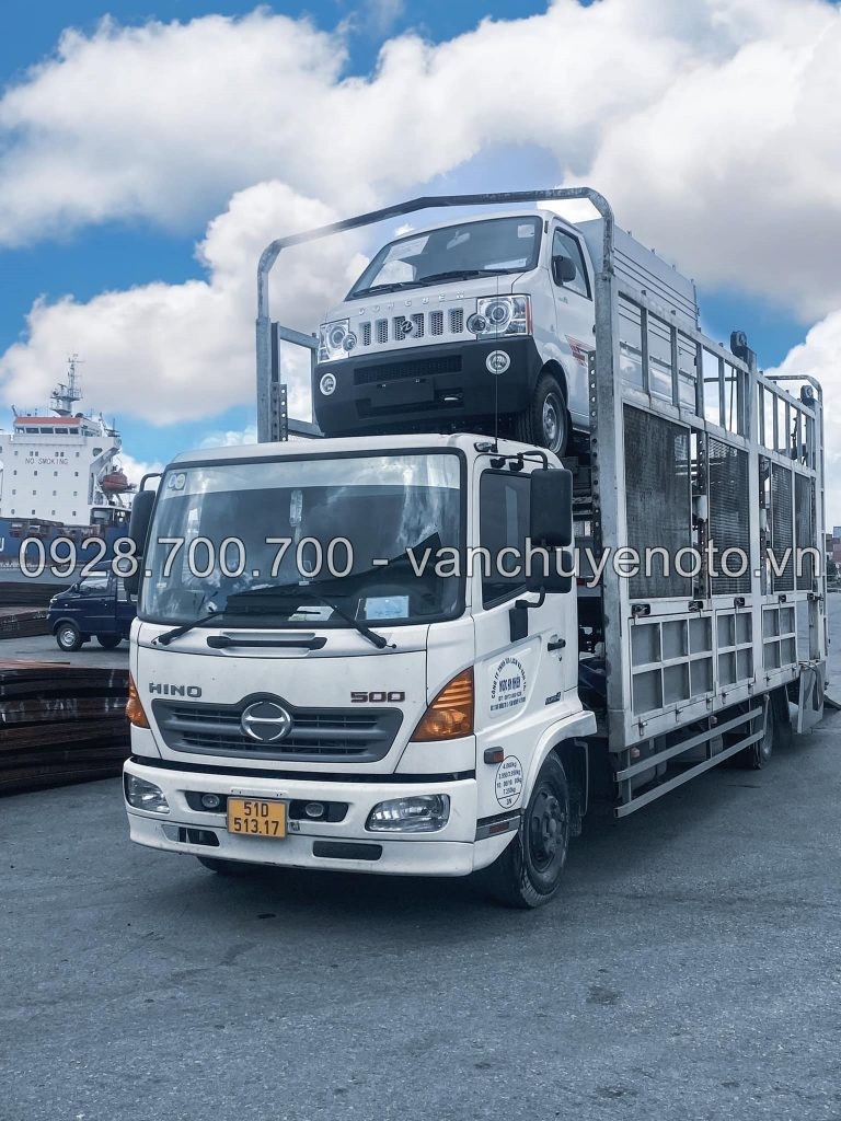 Xe tải chuyên dụng vận chuyển một ô tô trên sàn phẳng