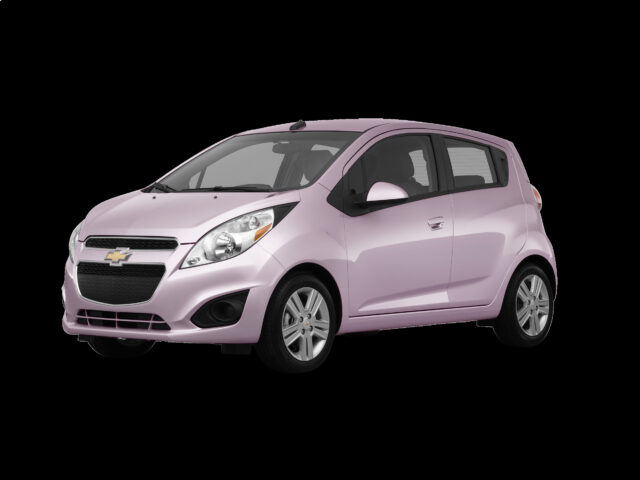 Mặt trước của xe ô tô Chevrolet Spark 2013 với thiết kế đèn pha đặc trưng