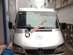 Góc nhìn phía trước xe Mercedes Sprinter 2013 màu bạc, thiết kế đầu xe ấn tượng