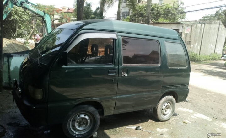 Khoang lái xe ô tô Asia 7 chỗ Hàn Quốc với đồng hồ taplo và vô lăng đơn giản, tập trung vào tính năng