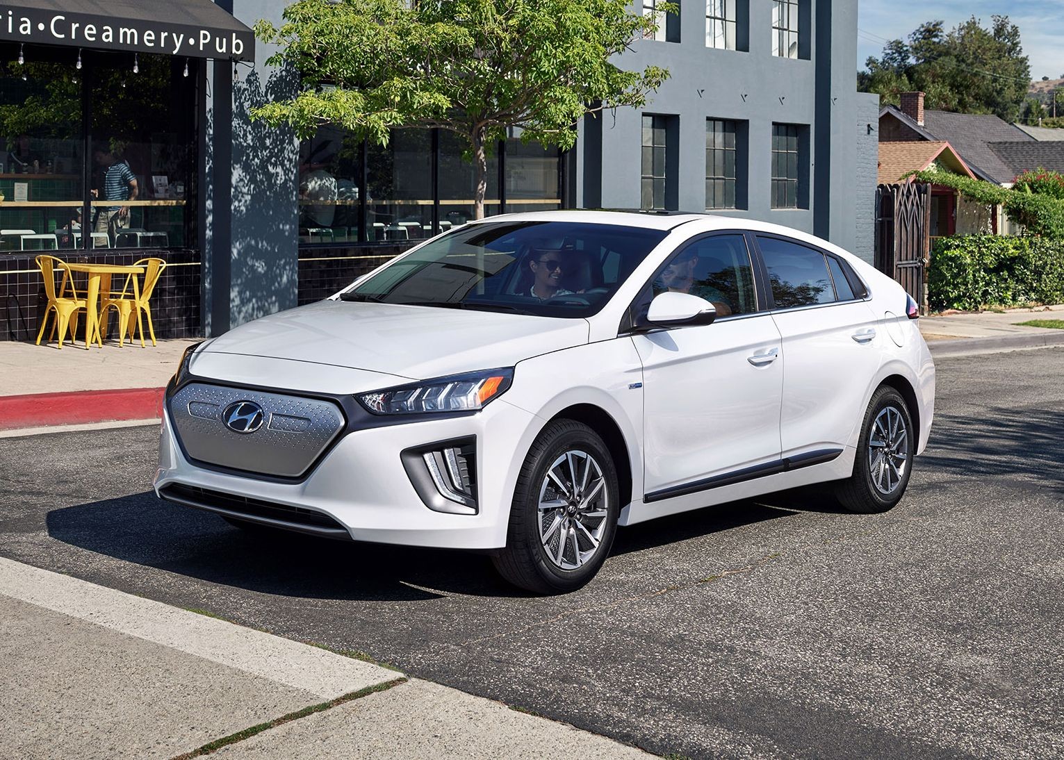 Hyundai Ioniq Electric 2021, một mẫu xe điện tập trung vào hiệu quả sử dụng và công nghệ.