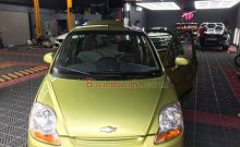Dòng xe ô tô Chevrolet Spark Van 2014 màu xanh đậu tại bãi xe, phản ánh sự đa dạng về màu sắc và lựa chọn trên thị trường xe đã qua sử dụng