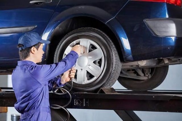 Đưa xe đến trung tâm để thực hiện kiểm định xe ô tô và bảo dưỡng