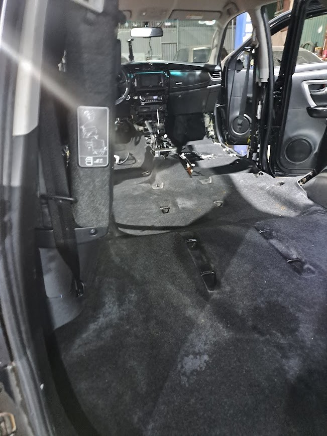 Hình ảnh một garage chăm sóc xe ô tô chuyên nghiệp đang thực hiện các dịch vụ như rửa xe, dọn nội thất