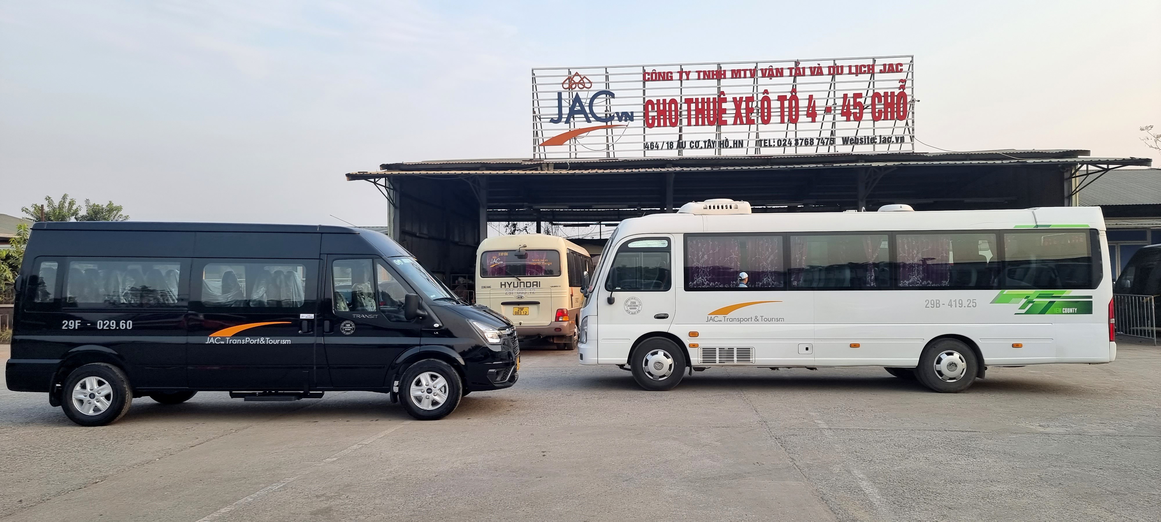 Buồng lái và ghế ngồi thoải mái trên xe Hyundai County