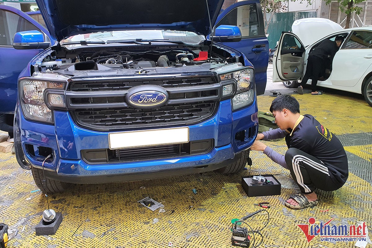 Một chiếc xe ô tô đỗ dưới nắng nóng với hình ảnh người phụ nữ đang lái xe