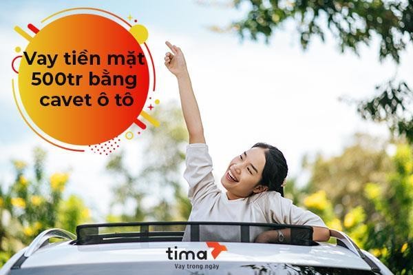 Người vay và tư vấn viên xem xét tài liệu, quy trình cầm giấy tờ xe ô tô Hà Nội