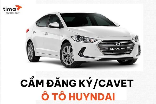 Người dân đang làm thủ tục vay tiền bằng giấy tờ xe ô tô tại văn phòng ở Hà Nội