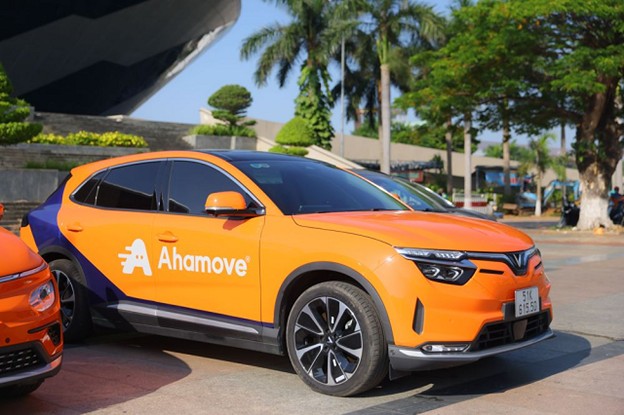 Giao diện dịch vụ EV Rental của Ahamove, cung cấp thuê xe ô tô điện VinFast tại Đà Nẵng cho khách du lịch