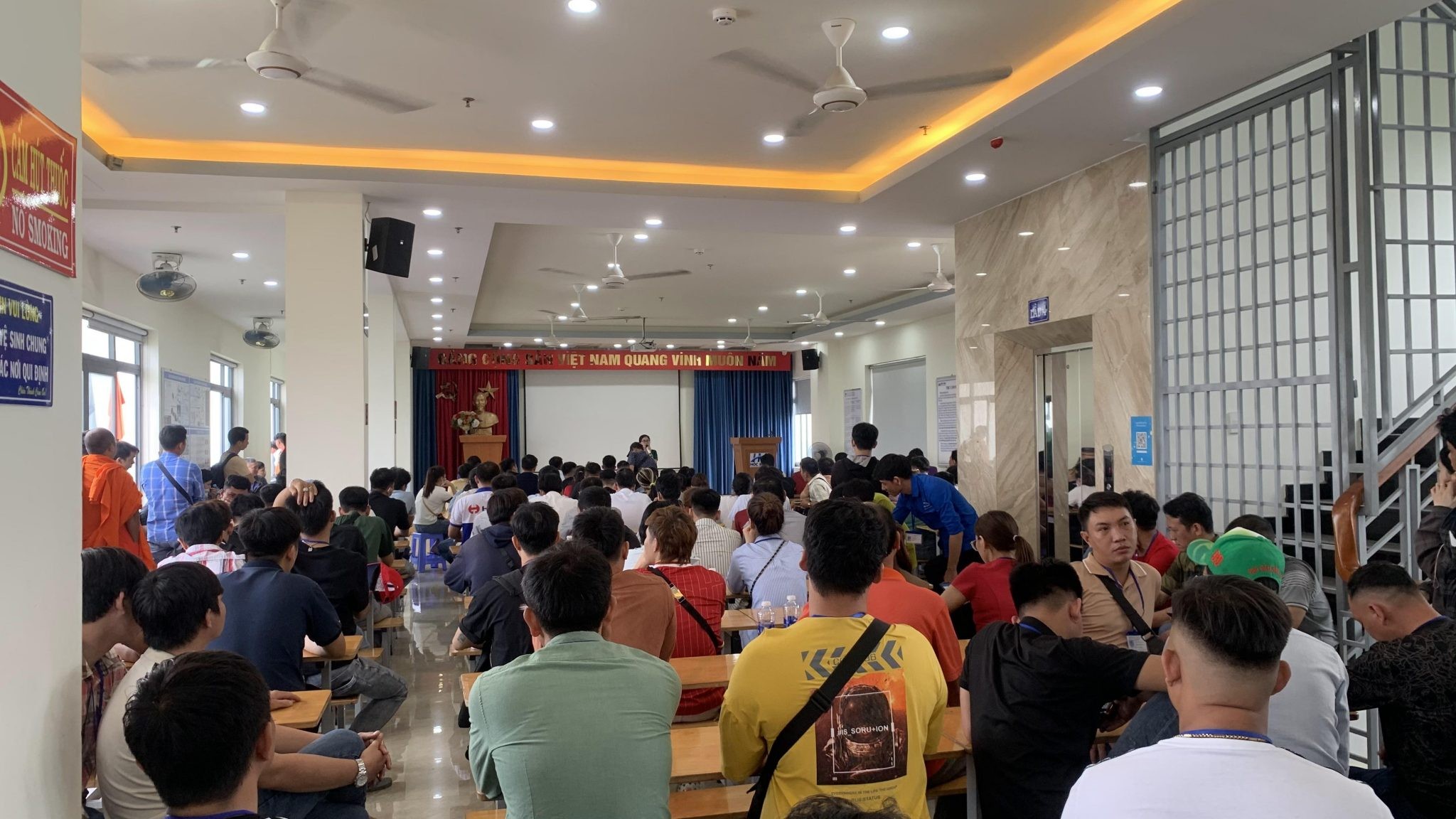 Học viên thực hành lái xe số tự động trên sân tập