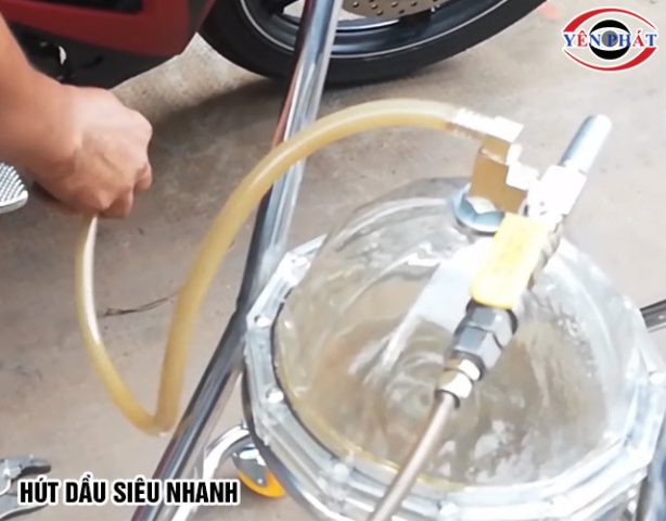 Lợi ích vượt trội khi sử dụng máy hút nhớt xe ô tô cho gara