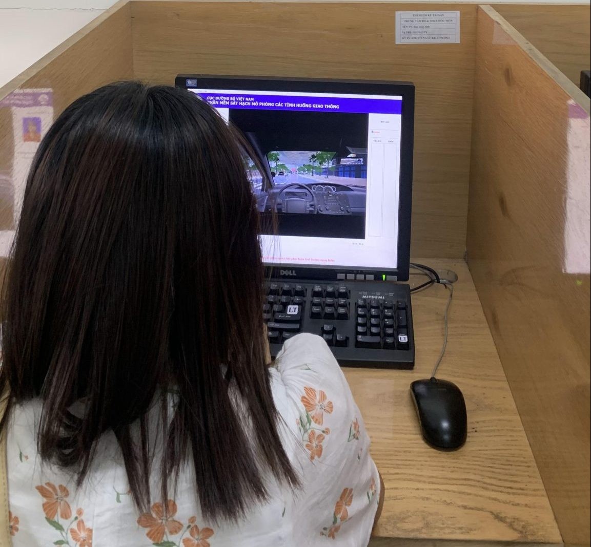Học viên đang ôn tập lý thuyết lái xe trên máy tính